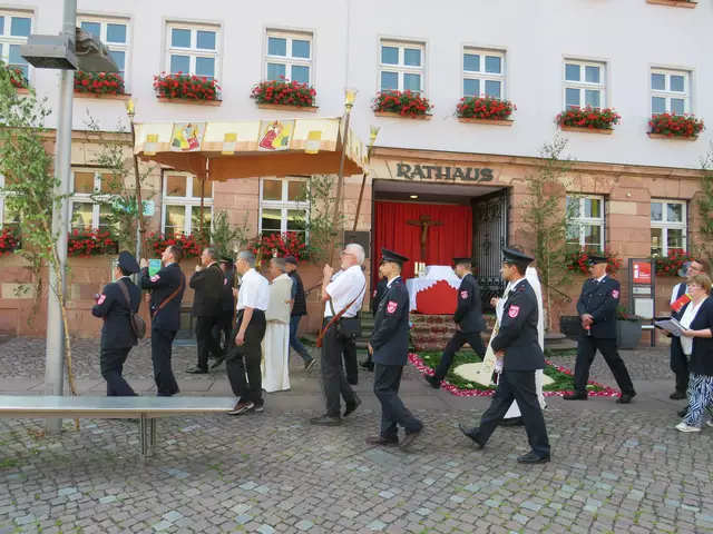 Die Prozession macht sich auf den Weg zum 2. Altar am Seniorenheim Maria Regina | Foto: Nina Reuling