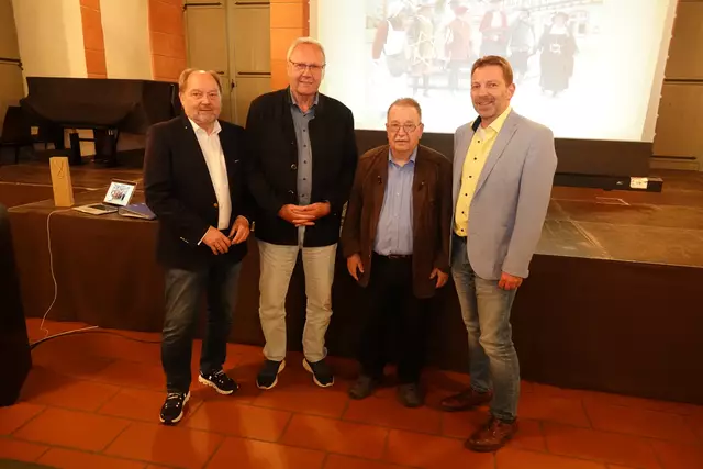 Wilhelm Otto Keller ( 2. von rechts) auf einem meiner letzten Bilder im Mai 2025 im Alten Rathaus in Miltenberg 