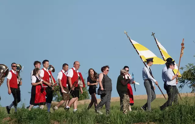 Fronleichnams-Prozession 2025 : Unterwegs in Miltenberg-Schippach mit Musik, Fahnen, Feuerwehr, Vereinen, Pfarrer und Gläubigen - wieder ein traditionsreicher Brauch, der nachhaltige Eindrücke bei jung und alt hinterlässt.