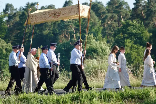 Fronleichnam, der zweite Donnerstag nach dem Pfingstfest, wird vor allem in Süddeutschland als kirchlicher Feiertag, festlich begangen.

Er ist Ausdruck des christlichen Glaubens und stellt Verbindungen zwischen den Generationen und Glaubensgemeinschaften her. 