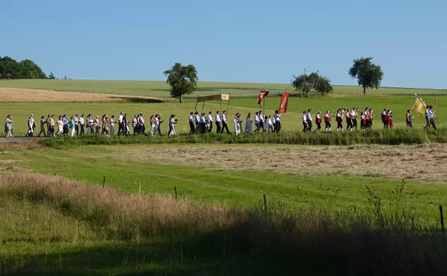 Fronleichnam, der zweite Donnerstag nach dem Pfingstfest, wird vor allem in Süddeutschland als kirchlicher Feiertag, festlich begangen.

Er ist Ausdruck des christlichen Glaubens und stellt Verbindungen zwischen den Generationen und Glaubensgemeinschaften her. 