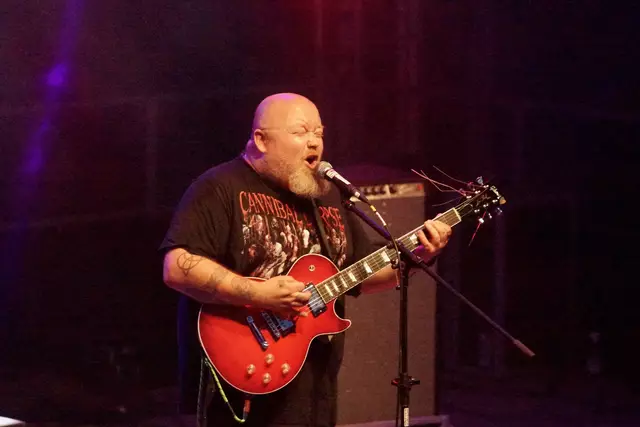  Andreas Kümmert, „Rocket Man“ - - auf der Bühne zündet er mit seiner Crew die Rakete.