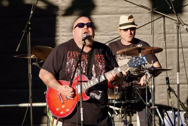 Wer Andreas Kümmert kennt, weiß, dass er seine Musik lebt. Sie ist Treibkraft, die ihn niemals stillstehen lässt und ihn das gesamte Jahr über hinweg in ganz Deutschland und Europa auftreten lässt.  Foto Roland Schönmüller
