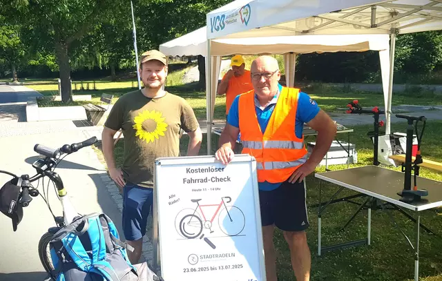 Kreisvorsitzender Wolfgang Winter ; Tolle Sache, sein Rad kostenlos checken zu lassen. Vielen Dank für die Aktion des VCD ! | Foto: Wolfgang Winter