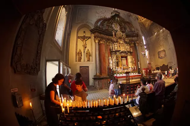 Familien-Sonntagsgottesdienst  in der Wallfahrts-Basilika Walldürn unweit vom altehrwürdigen Gnaden-Altar. 