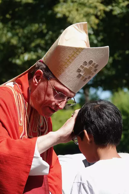 Erzbischöflicher Segen beim Familiengottesdienst in Walldürn.