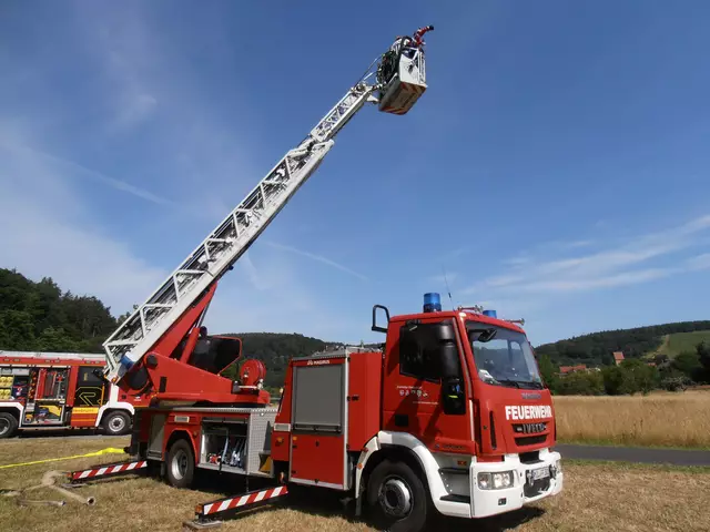 Am Mainufer in Dorfprozelten: Die Kinder und Jugendlichen üben die Wasserentnahme aus dem Main, den Einsatz von fahrbaren Wasserwerfern und von Wasserwerfern auf der Drehleiter. 