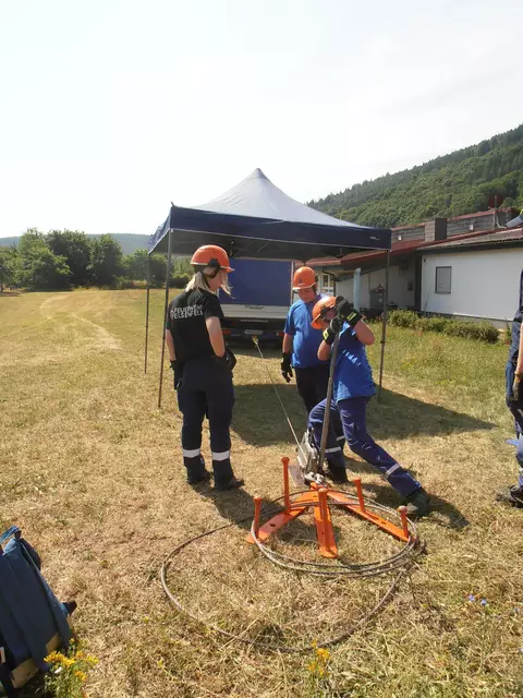 Mithilfe des Mehrzweckzugs soll ein dreieinhalb Tonnen schweres Fahrzeug bewegt werden. 