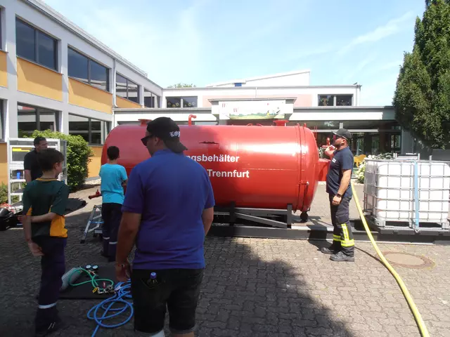 Florian Elbert: „Am Übungstank simulieren wir das Auslaufen von gefährlichen Flüssigkeiten und zeigen wie und mit welchen Hilfsmitteln der Tank abgedichtet werden kann."