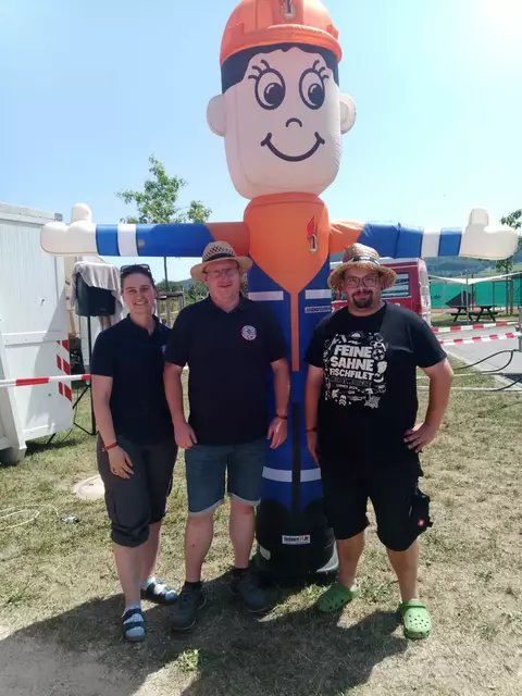 Alison Wölfelschneider, Nico Kirchgessner und Nico Köhler (von links) gehören mit sieben weiteren Personen zur Lagerleitung. 
"Die Kids sind zufrieden", sagen sie und "die Stimmung ist gut". 