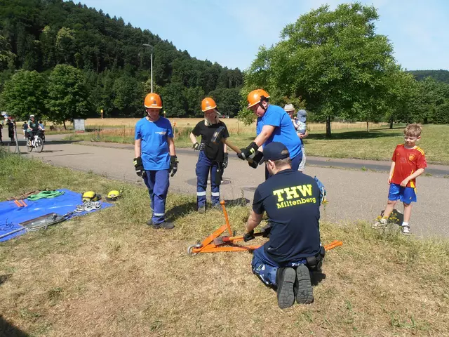Der Mehrzweckzug kann aus jeder Position eingesetzt werden.
Ist kein Festpunkt verfügbar kann er (wie in der Übung)  auch mit sogenannten Erdnägeln im Boden verankert werden. 