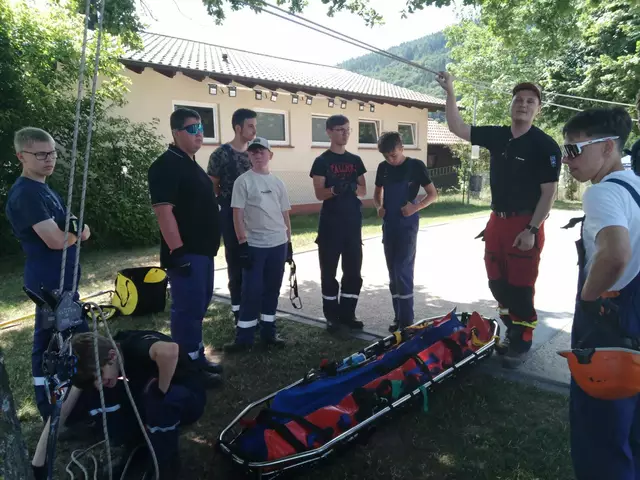 Die Nachwuchsfeuerwehrleute wirkten am Übungstag an einer Rettung mittels Seiltechnik mit.  