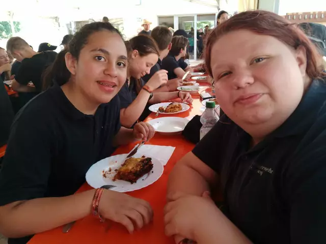 Mellyssa und Lea gefällt das Zeltlagerprogramm.