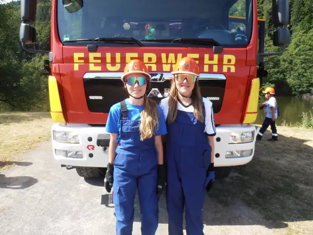 Begeisterte Camperinnen: Emma (links) und Sophia (rechts) haben unter anderem gelernt die Pumpe zu bedienen und die Drehleiter zu fahren. 