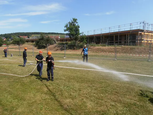 Die Kinder und Jugendlichen übten Löscheinsätze und kühlten sich anschließend ab. 