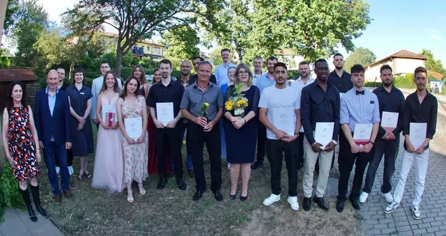 Nun sind sie Fachkräfte für Metall und Glas: Einen erfolgreichen Abschluss erreichten 29 Absolventinnen und Absolventen 
an der Gewerblichen Berufsschule Wertheim, hier zusammen mit Schulleitung, Pädagogen und Ehrengästen. Foto Roland Schönmüller. 