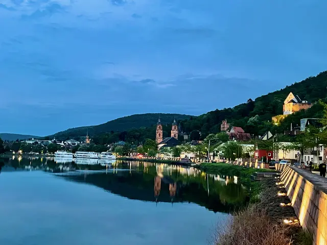 Der Juni neigt sich dem Ende zu, und wir begrüßen bald den Juli.  Derzeit dominiert die Hitze mit über dreißig Grad Celsius. 