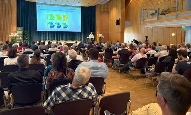 Dr. Abel zeigt den rund 200 Teilnehmenden, wie sich das Klima künftig in Abhängigkeit der Klimaschutzanstrengungen entwickeln wird | Foto: Foto: B.A.U.M. Consult