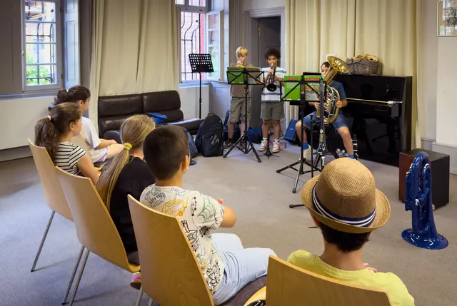 Arno Legler, Lukas Huhn und Justus Chmiel begeistern Grundschülerinnen und Grundschüler beim Instrumentenkarussell | Foto: Waldemar Stockert