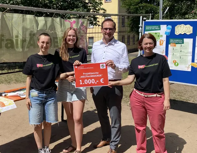 Herr Dick von der Sparkasse Aschaffenburg-Miltenberg überreichte dem Team die Spende und ließ sich vor Ort das Projekt zeigen.