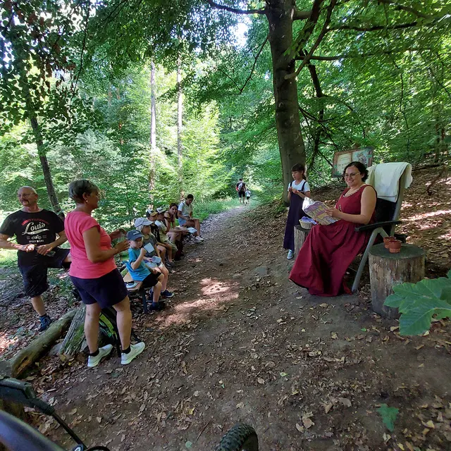 Ein idealer Schattenplatz zum spannenden Vorlesen... | Foto: privat - Wir in Mönchberg e.V.