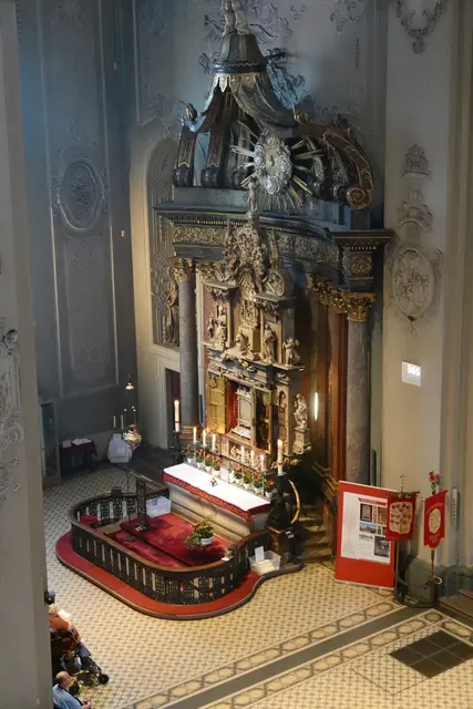 Ziel der Wallfahrer in der Basilika Walldürn: der Blutschrein am linken Seitenaltar. 
Foto Roland Schönmüller 
