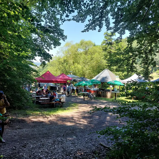 Wunderbar schattig und luftig: die Verpflegungsstation am Hainbuchenbrunnen. | Foto: privat - Wir in Mönchberg e.V.