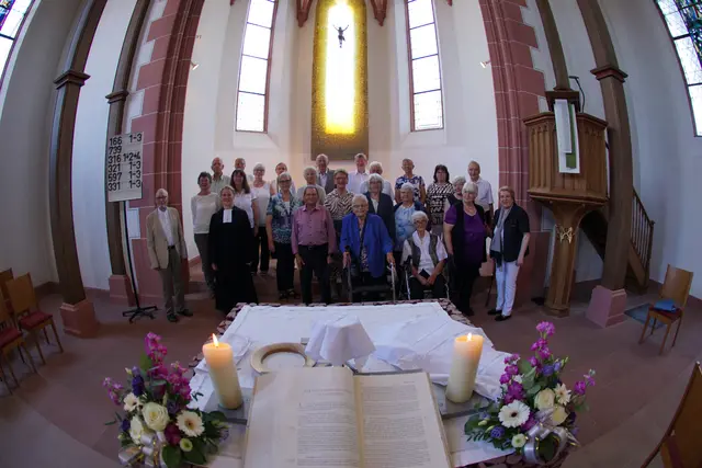  Jubelkonfirmation in Sachsenhausen am zweiten Sonntag nach Trinitatis: Frauen und Männer verschiedener Jahrgänge feierten am Sonntag in der Leonhardskirche in Sachsenhausen ihr Jubelkonfirmation. Den Gottesdienst leitete Pfarrerin Frau Larissa Brandt. Foto Roland Schönmüller 

