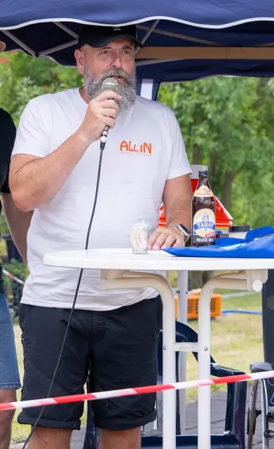 Amtierender Landrat Bernd Schötterl, der mit dem Fahrrad gekommen war, lobte den großen Einsatz des Turnvereins Trennfurt für die Inklusion. | Foto: Winfried Zang