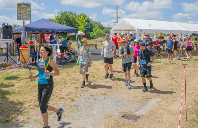Heiß war’s, aber dennoch gingen 160 Läuferinnen und Läufer beim Inklusions-Spendenlauf auf die Strecke rund um die Turnhalle. | Foto: Winfried Zang