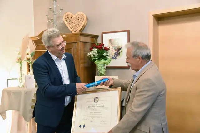 Christof Nasemann übergibt die Charterurkunde von 1976 an Joachim Fertig | Foto: Roland Weber 