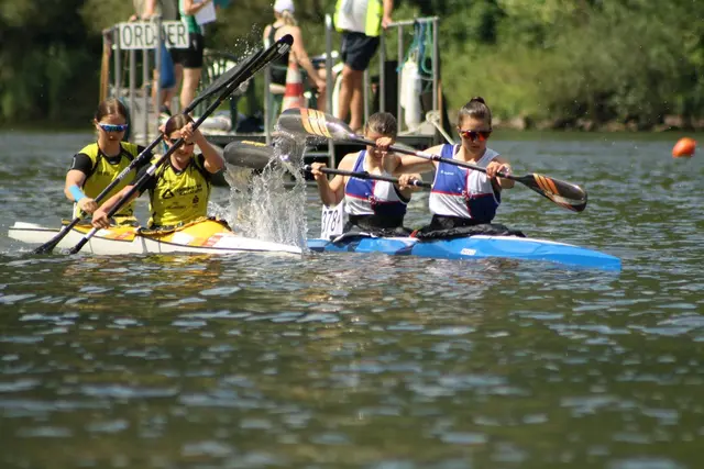 Anna-Lena Schwaab und Mia Wirl (rechts) beim Überholvorgang. | Foto: Uschi Zimmermann