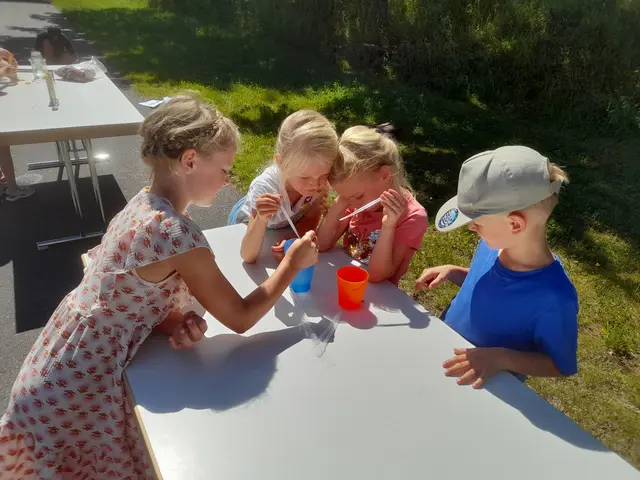 Viel Spaß hatte der nachwuchs bei den Experimenten beim Forscherfrühstück. Dabei staunten sie zum Beispiel über die Wirkung der Oberflächenspannung.