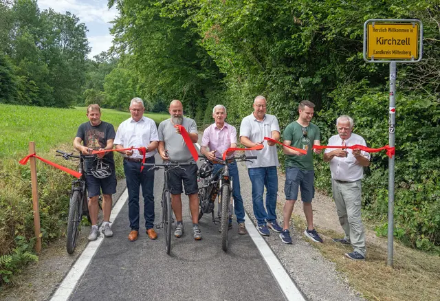 Freie Fahrt für Radfahrer zwischen Amorbach und Kirchzell. Bei der Einweihung des Radwegs freuten sich (von links) Roland Dittrich (Kreisbauamt), Bürgermeister Peter Schmitt (Amorbach), stellvertretender Landrat Bernd Schötterl, Bürgermeister Stefan Schwab (Kirchzell), Ralf Wittfeld (Konrad Bau), Tim Haas (Mobilitätsbeauftragter Landkreis) und Architekt Bernd Eilbacher.  | Foto: Winfried Zang
