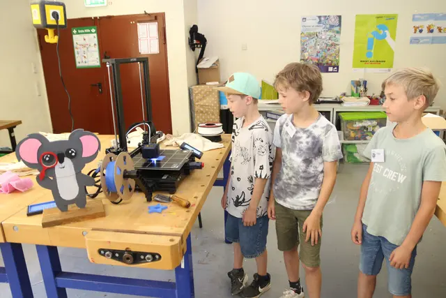 Gespannt bestaunten die Kinder bei den Jungen Forscher Main-Tauber e.V. den Druck ihrer Objekte auf dem 3D-Drucker