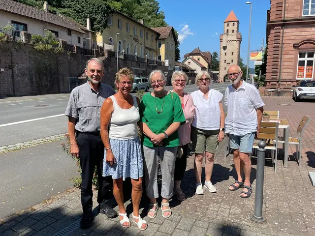 Im Bild von links Joachim Bieber, Ute Hanika, die jetzige Leiterin der Hausaufgabenhilfe, Anna Pirag und die ehrenamtlichen Helfer Angelika Globig, Henriette Zöller und Reinhold Hartmann. Auf dem Foto fehlt Christa Schuck. | Foto: Joachim Bieber