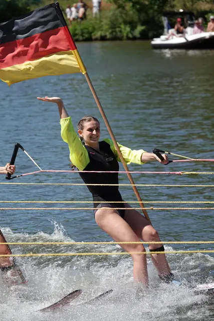 Gewagte und mutige Show-Darbietungen auf dem Wasser