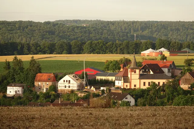 Die Fertigstellung und Freigabe des Heppdieler Feuerwehr-Gerätehauses einschließlich des benachbarten neuen Dorfzentrums unweit von Kirche und Pfarrheim sind für den Sommer 2027 geplant.
