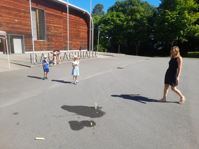 Wie hoch fliegt meine Brauserakete? Beim Forscherfrühstück experimentierten Kinder und Erwachsene im Team.