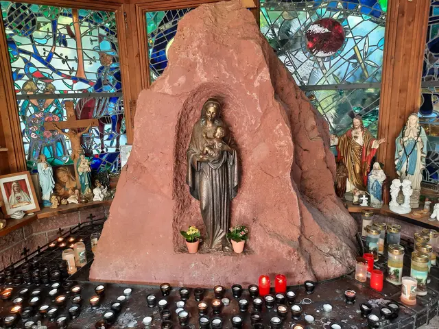 Mariengrotte im Klostergarten  | Foto: Claudia Müller