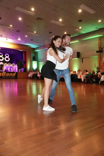 
 Der Sommernachtsball des Wertheimer Tanzclubs war ein Fest der Lebensfreude und entfaltete Tradition und Moderne, Magie und Gemeinschaft. Foto: Roland Schönmüller 
