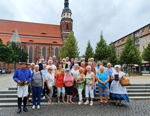 Sommerausflug des Bahnsozialwerks nach Cottbus - mit den Stadtführern Postkutscher und Baumkuchenfrau - vor der Oberkirche St. Nikolai | Foto: Wolfgang Giegerich