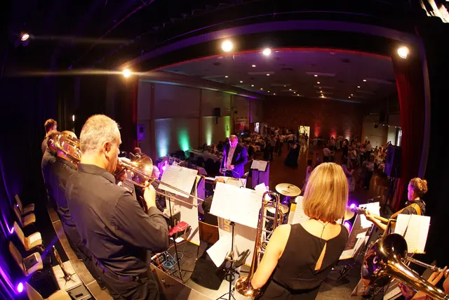 BU 1: Imposant präsentierte die Big Band des Musikvereins Umpfertal aus Boxberg unter der Leitung von Jürgen Metzger mit der temperamentvollen Sängern Tina ein mehr als dreistündiges, unterhaltsames Musikprogramm in verschiedenen Stilrichtungen wie Tango, Cha-Cha-Cha, Salsa, Paso Doble oder Walzer. Foto: Roland Schönmüller 

