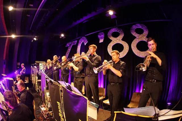 Imposant präsentierte die Big Band des Musikvereins Umpfertal aus Boxberg unter der Leitung von Jürgen Metzger mit der temperamentvollen Sängern Tina ein mehr als dreistündiges, unterhaltsames Musikprogramm in verschiedenen Stilrichtungen wie Tango, Cha-Cha-Cha, Salsa, Paso Doble oder Walzer. Foto: Roland Schönmüller 

