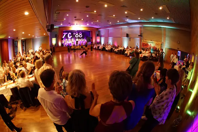 
„Tanzen macht Spaß!“ – so lautet nicht nur der Werbe-Slogan des Wertheimer Vereins. In allen Gesichtern der Ballgäste war die Begeisterung für diese Freizeitbeschäftigung abzulesen. .Foto: Roland Schönmüller 
