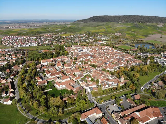 Iphofen mit Schwanberg | Foto: Von HaSe - Eigenes Werk, CC BY-SA 4.0, https://commons.wikimedia.org/w/index.php?curid=83068162