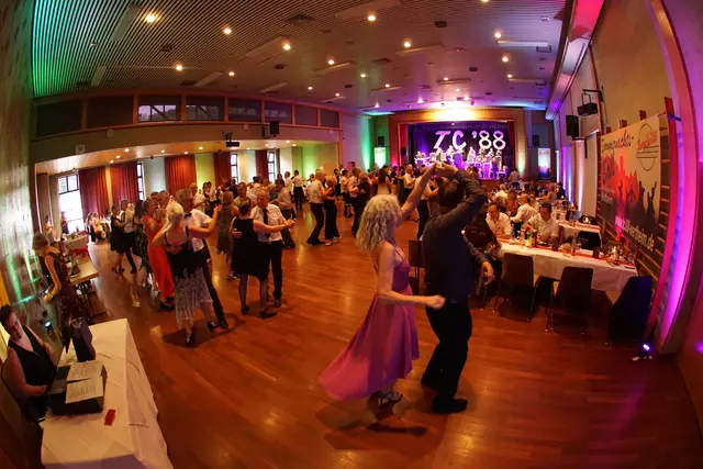 Tanzen macht Spaß!“ – so lautet nicht nur der Werbe-Slogan des Wertheimer Vereins. In allen Gesichtern der Ballgäste war die Begeisterung für diese Freizeitbeschäftigung abzulesen. .Foto: Roland Schönmüller 