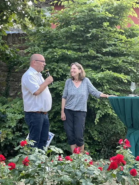 Bürgermeister Reichwein bei der Begrüßung von Mina Bäuerlein  | Foto: N. Friederichsen
