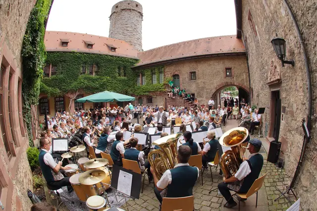 Hoffnungsvoll, mutig und passend in Anlehnung an Hermann Hesses Gedicht „Jedem Anfang wohnt ein Zauber inne“ startete Dirigent Christoph Wolpert mit dreißig Akteuren des Musikverein Eintracht Külsheim 1925 e.V.