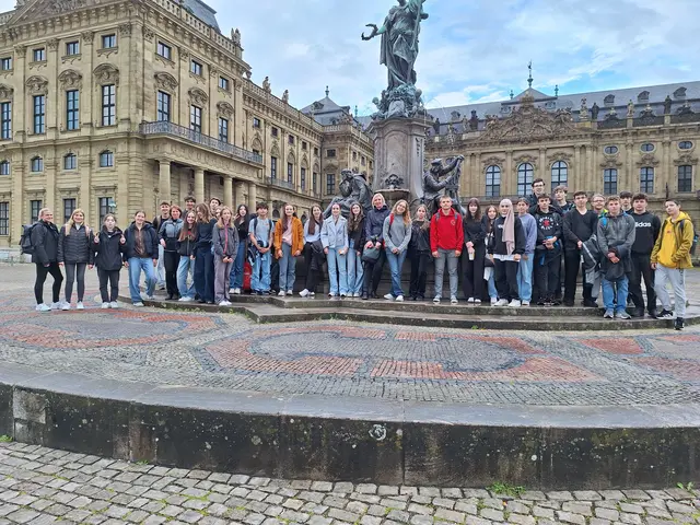 Prager und Elsenfelder Schüler mit ihren Lehrkräften vor der Residenz Würzburg  | Foto: Rainer Schäfer
